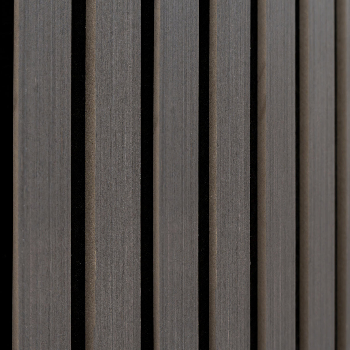 Panneaux lattes acoustiques muraux en gris anthracite, présentant une texture lisse et des lignes verticales élégantes pour une décoration moderne