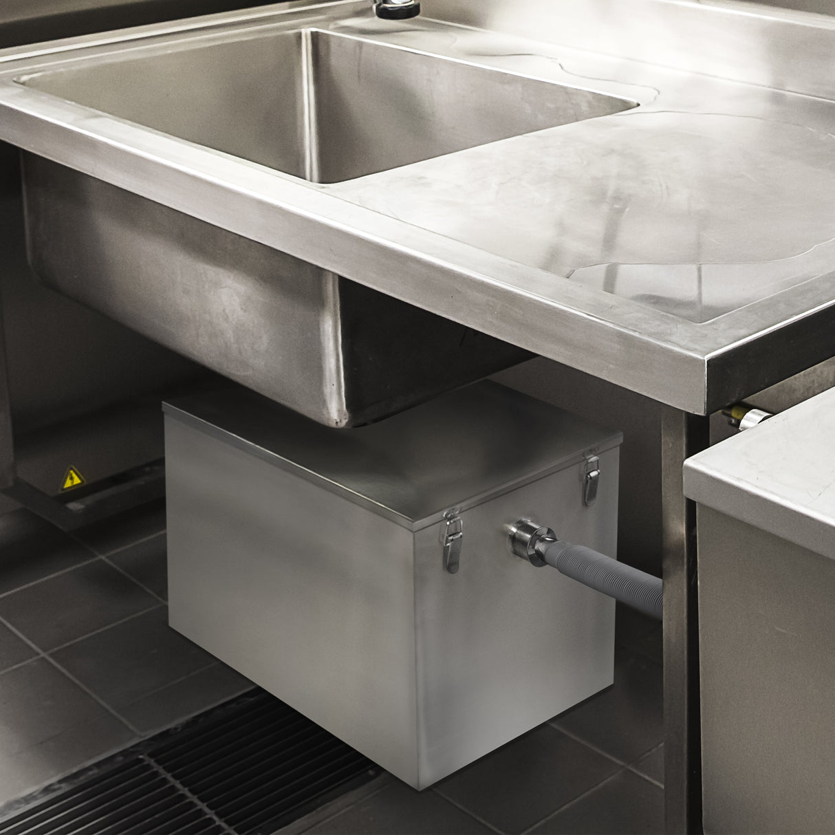 Bac à graisse commercial KuKoo de 96L en acier inoxydable, avec un design rectangulaire et un tuyau de drainage intégré, idéal pour les cuisines professionnelles