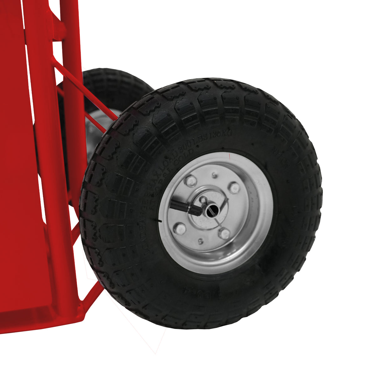 Roues en caoutchouc noir avec jante en métal argenté, conçues pour la douche de cheval portable Deluxe rouge, offrant robustesse et mobilité