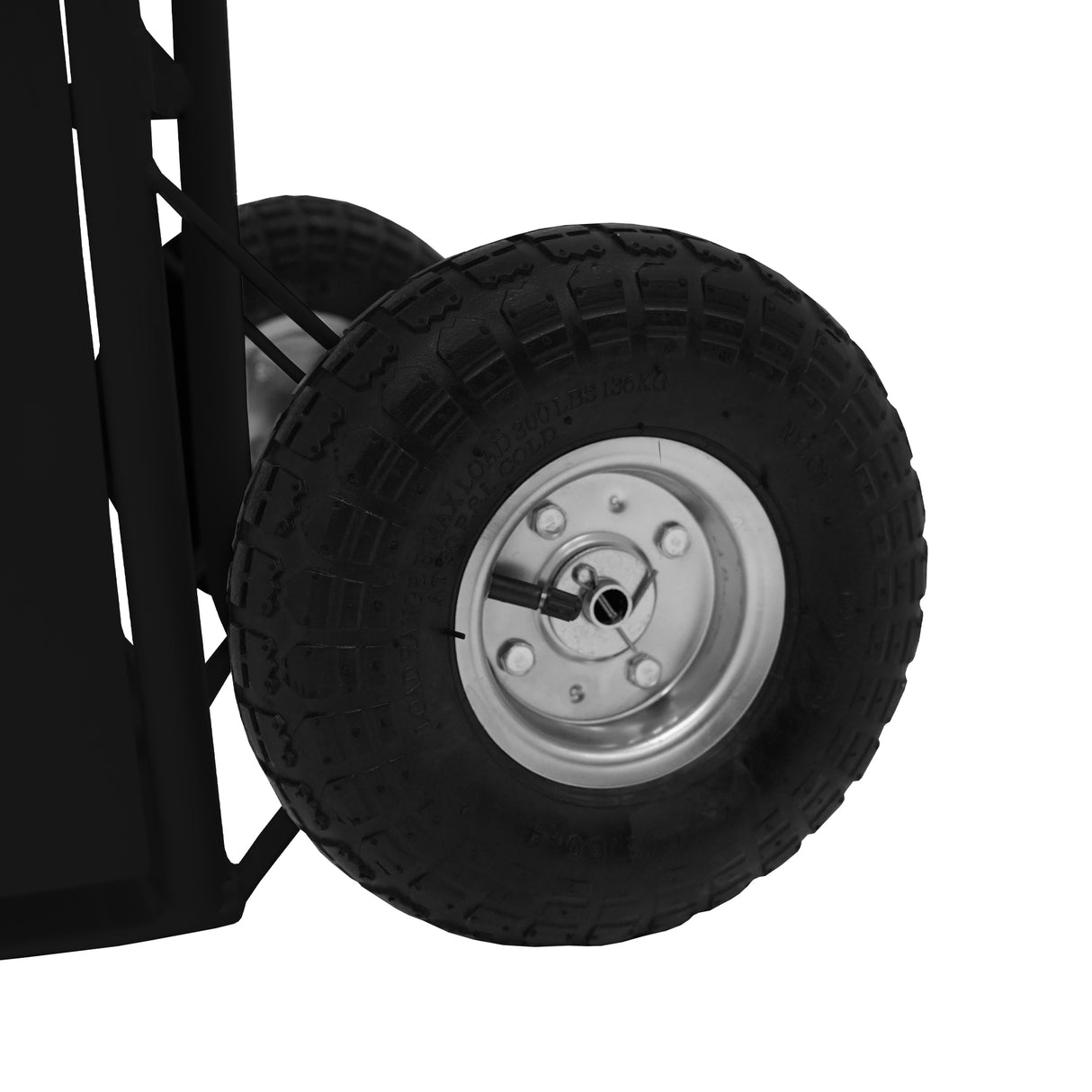 Roues robustes en caoutchouc noir avec jantes métalliques brillantes, conçues pour la douche de cheval portable Deluxe, offrant durabilité et stabilité
