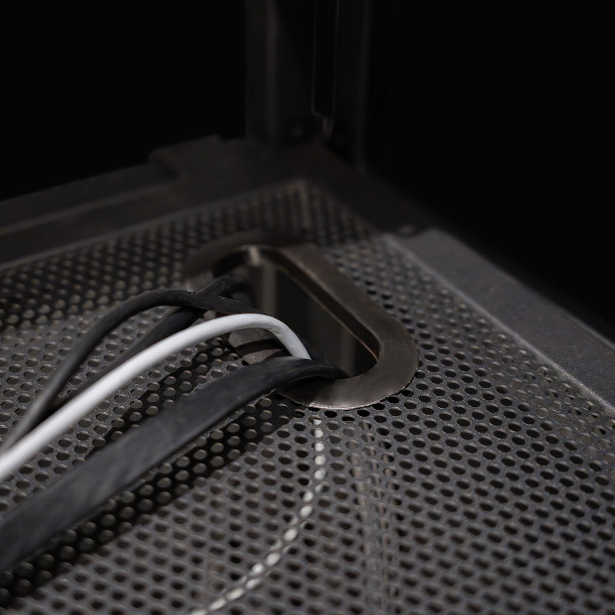 Support DJ Premium en métal noir avec des câbles blancs et noirs passant à travers une ouverture circulaire, surface texturée en maille
