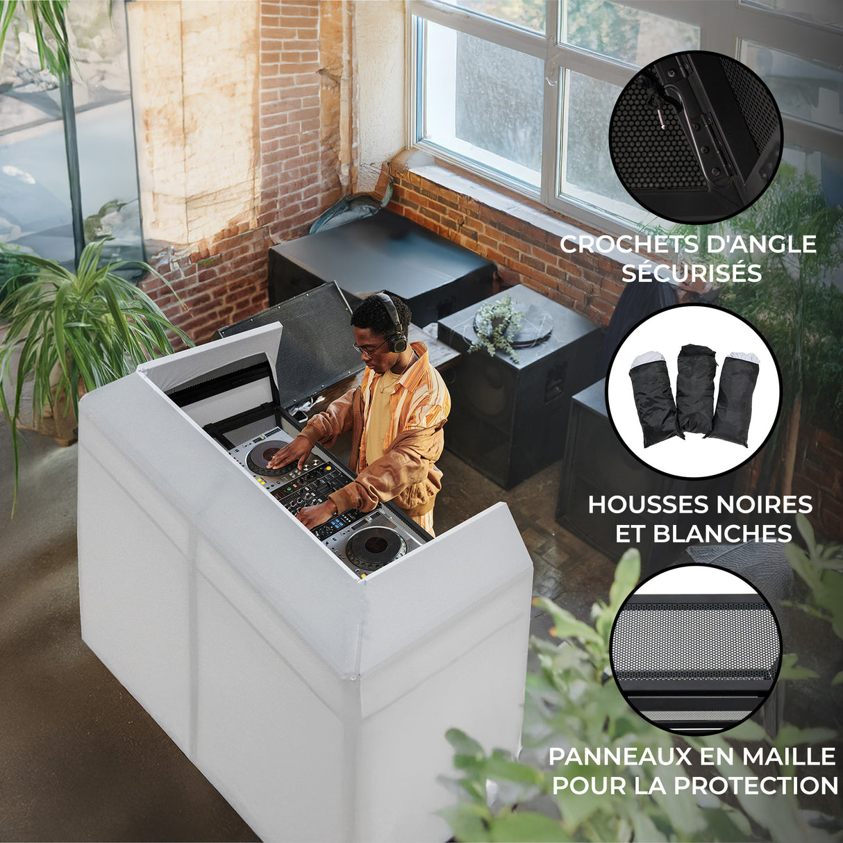 Stand DJ Premium en blanc avec panneaux en maille, crochets sécurisés et housses noires, idéal pour les performances en intérieur
