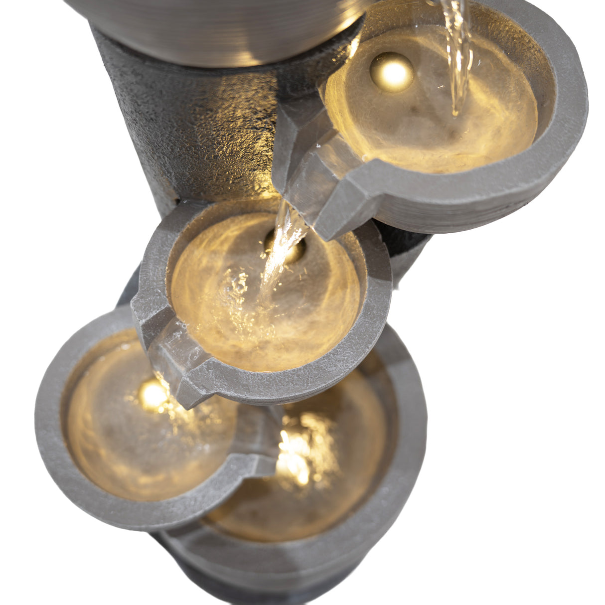 Fontaine de jardin en béton gris avec quatre vasques, éclairage LED doré, eau s'écoulant doucement, ambiance apaisante et moderne