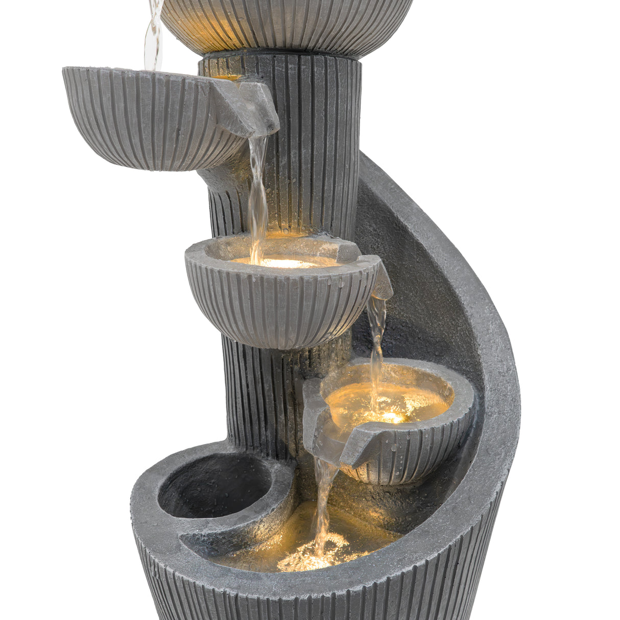 Fontaine de jardin en béton gris avec plusieurs vasques, éclairage LED doux, et eau s'écoulant en spirale pour une ambiance apaisante