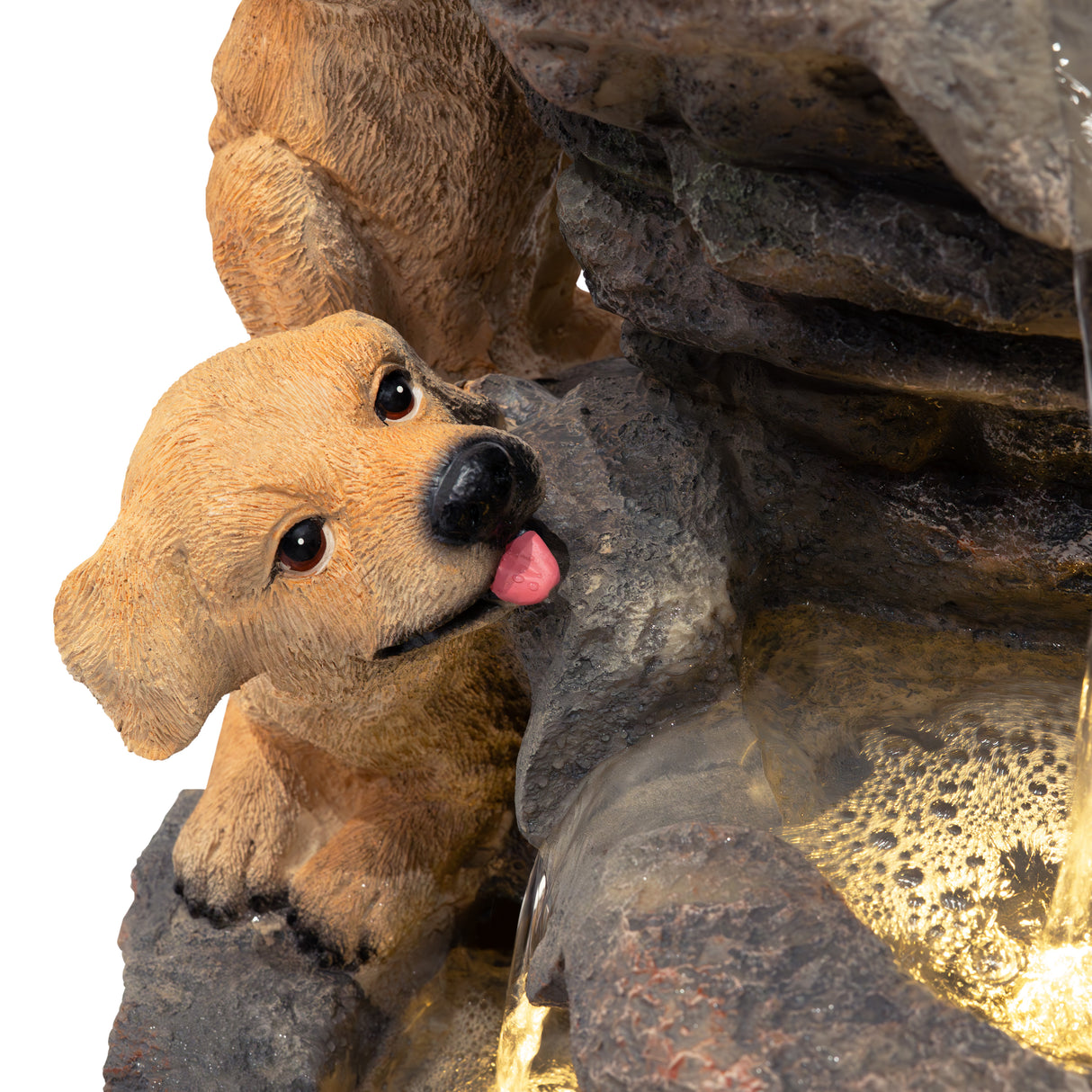 Fontaine de jardin en résine avec un chiot réaliste, détails texturés, éclairage LED et eau s'écoulant sur des rochers sombres