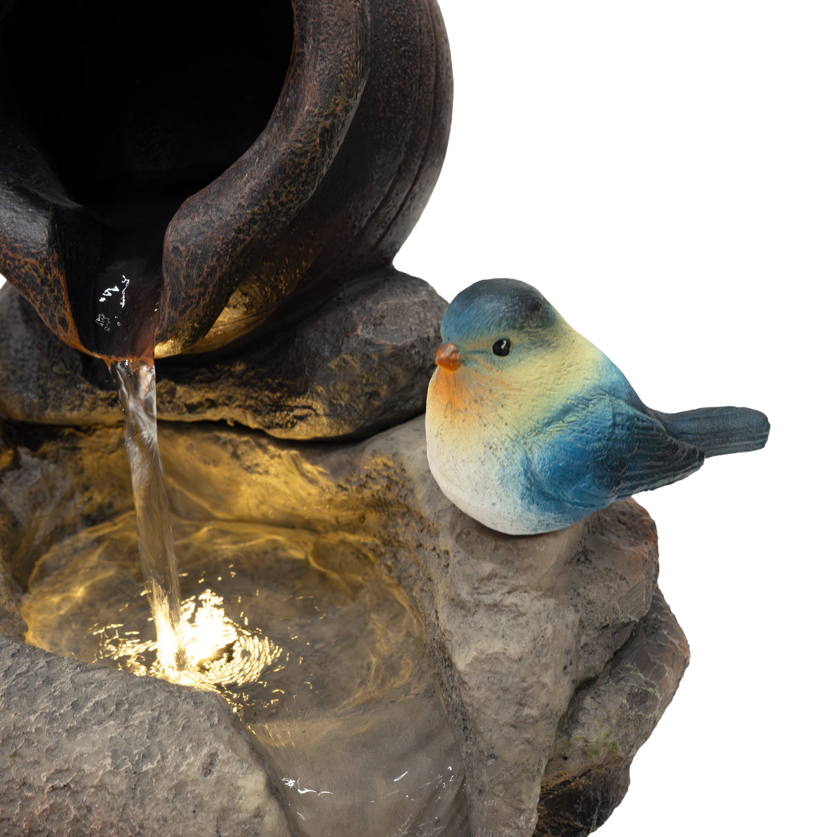 Fontaine de jardin en pierre avec un oiseau coloré, eau s'écoulant d'un pot, éclairage LED créant une ambiance apaisante
