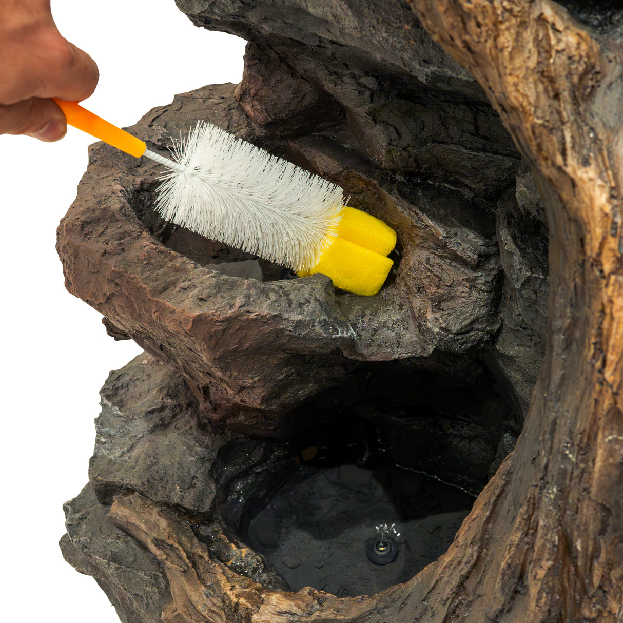 Brosse de nettoyage jaune et blanche utilisée pour entretenir la fontaine de jardin « Willow Springs » avec un design en pierre réaliste