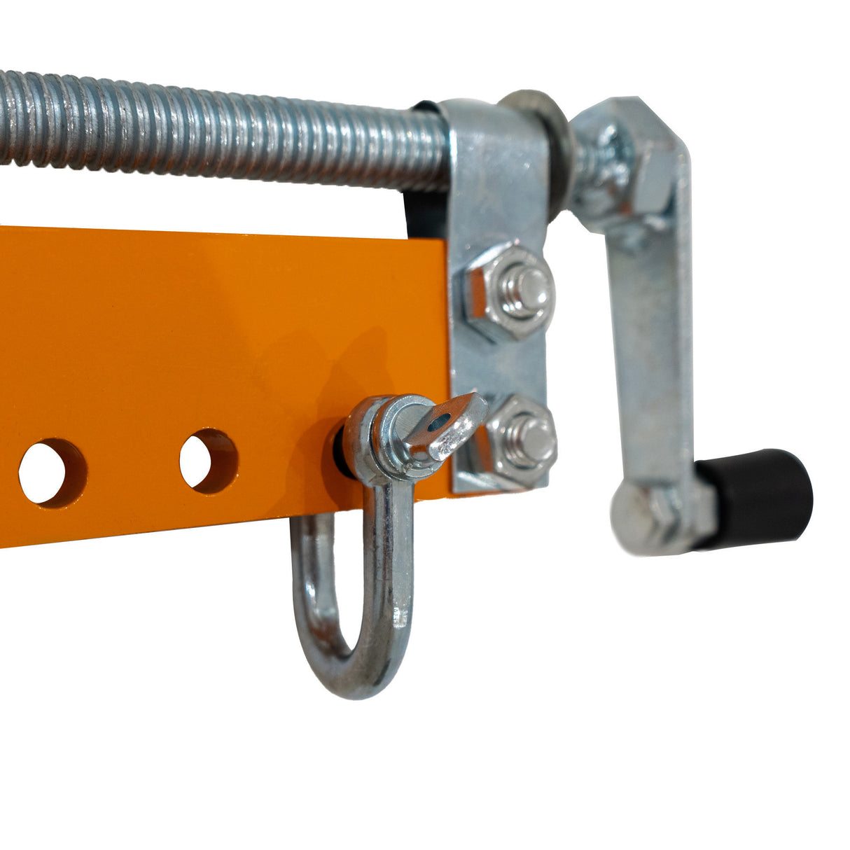 Grue de moteur orange vif avec un support en métal argenté, boulons visibles et crochet robuste pour équilibrage de charge