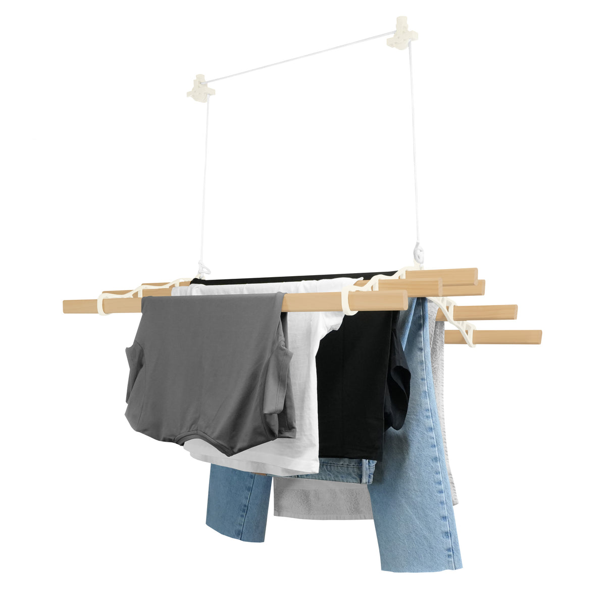 Étendoir à linge suspendu de 1,8 m en ivoire, avec des vêtements noirs, gris et bleus accrochés sur des barres en bois lisses
