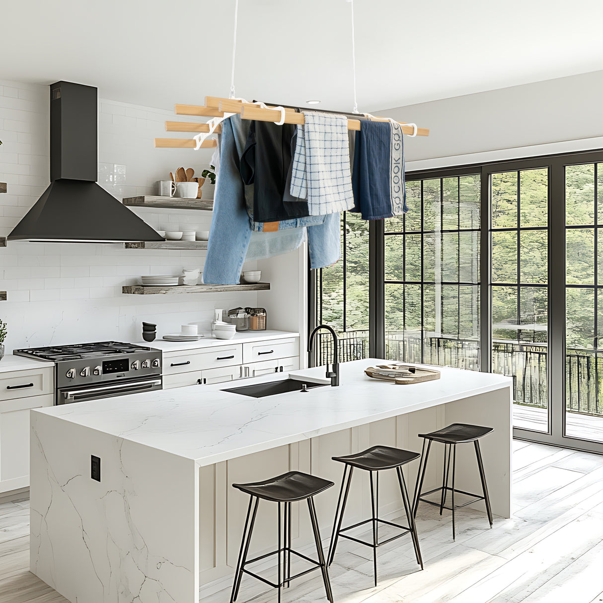 Étendoir à linge suspendu blanc de 0,9 m avec des vêtements accrochés, installé dans une cuisine moderne et lumineuse avec îlot en marbre