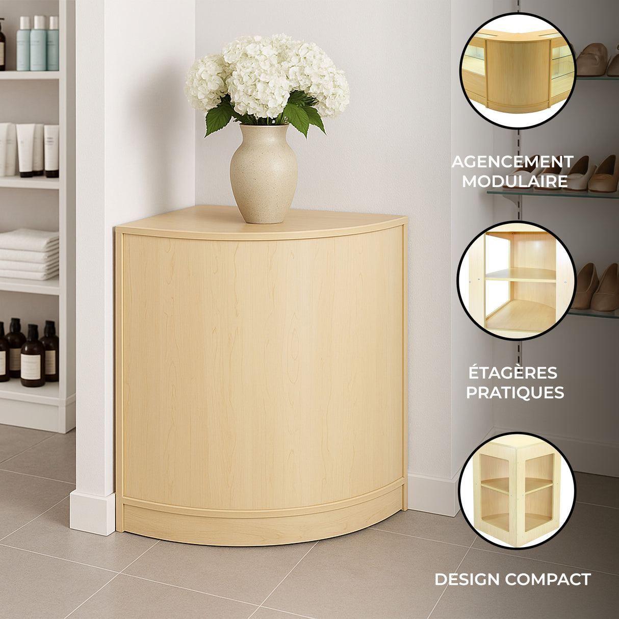 Vitrine de coin en érable clair avec un design compact, agencement modulaire et étagères pratiques, décorée d'un vase de fleurs blanches