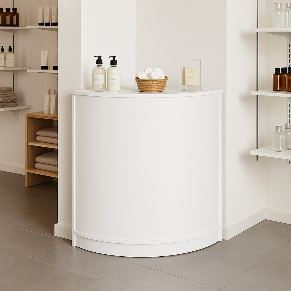 Vitrine de coin blanche CM60 avec surface lisse, présentée dans un espace épuré, entourée de produits de beauté et serviettes