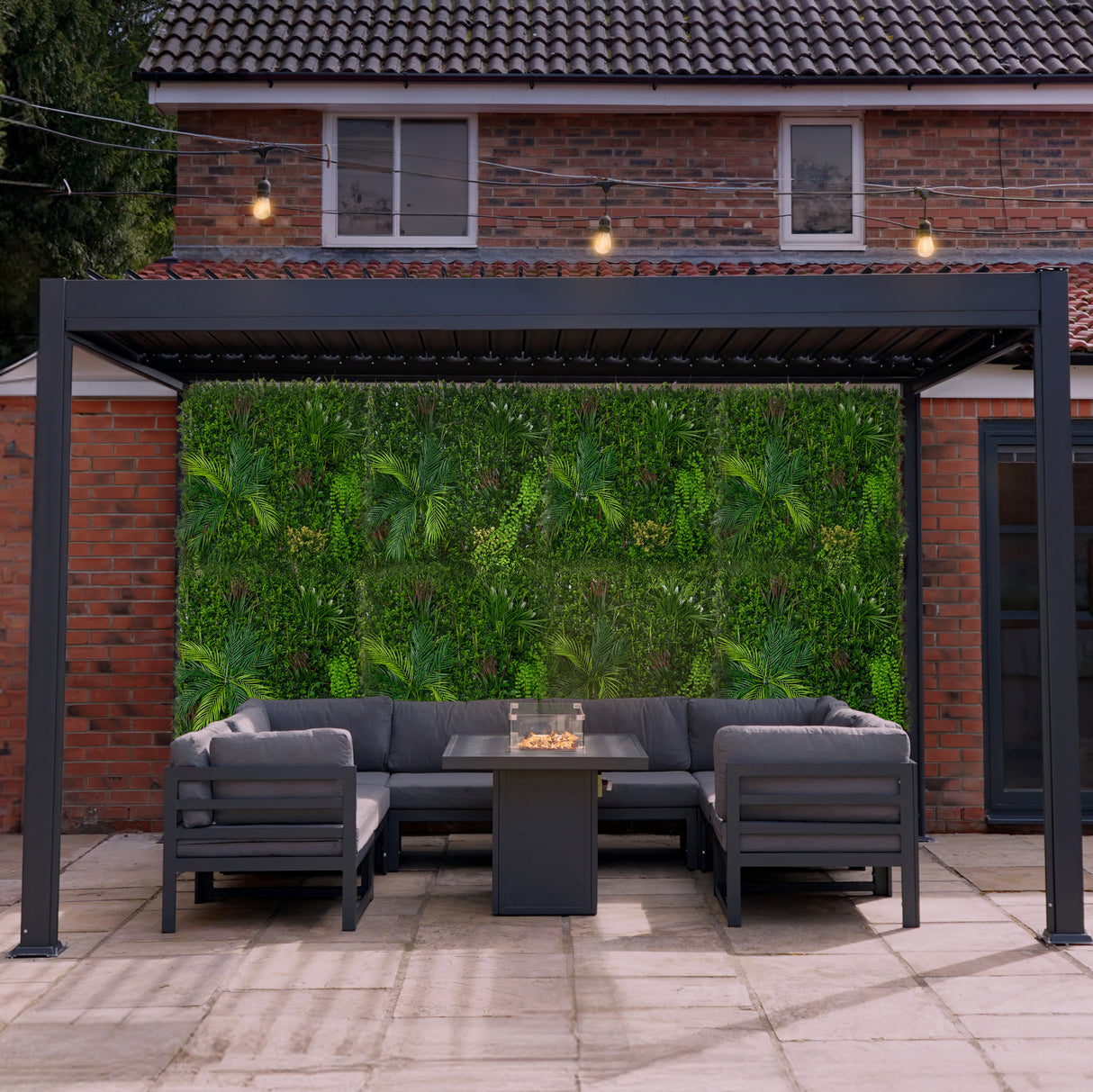 Panneau mural végétal artificiel 100 x 100 cm, avec feuillage luxuriant et textures variées, parfait pour décorer un espace extérieur moderne