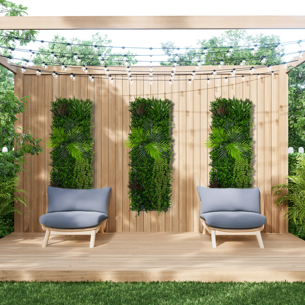 Panneau mural végétal artificiel 50 x 150 cm avec feuillage vert luxuriant, décorant un espace extérieur moderne et accueillant