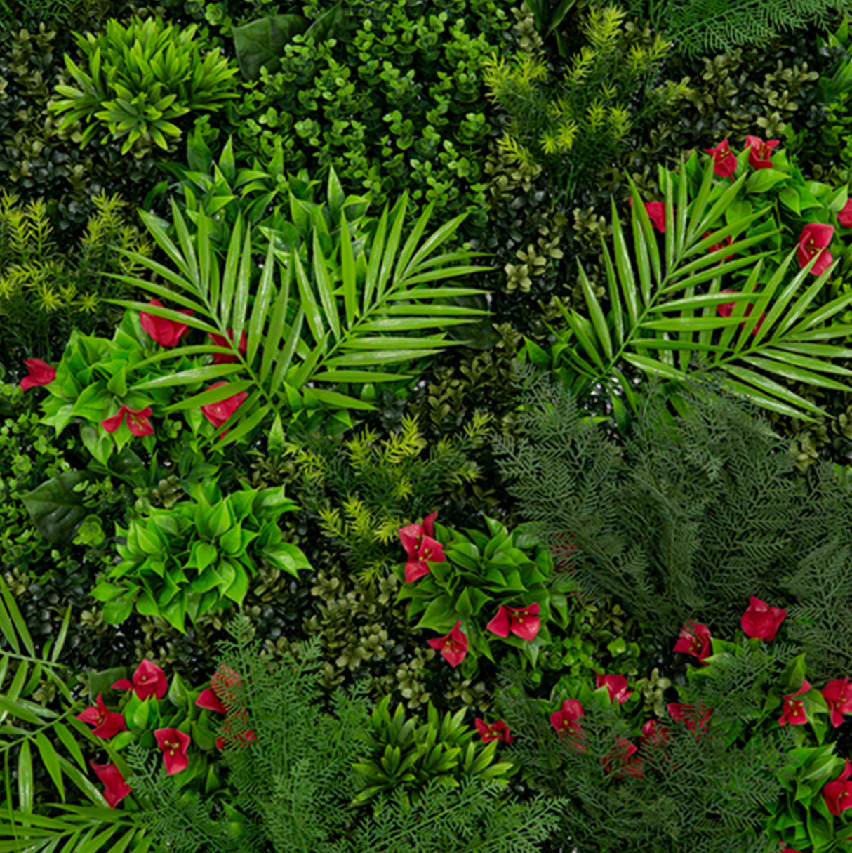 Panneau mural végétal artificiel 100 x 100 cm, avec feuillage vert luxuriant et fleurs rouges, texture réaliste et design moderne