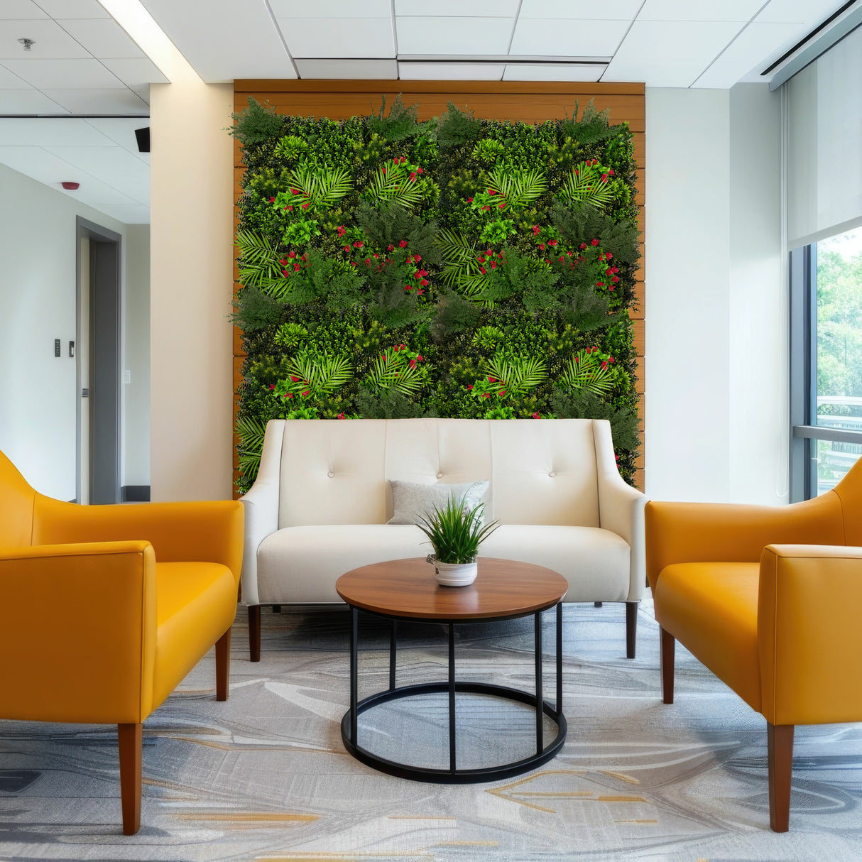 Panneau mural végétal artificiel 100 x 100 cm avec feuillage vert luxuriant et touches de fleurs rouges, décor moderne et apaisant