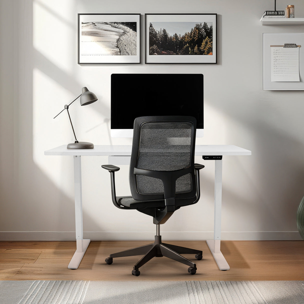Bureau assis-debout électrique blanc avec tiroir, chaise ergonomique noire, décor moderne et lumineux, ambiance de travail confortable