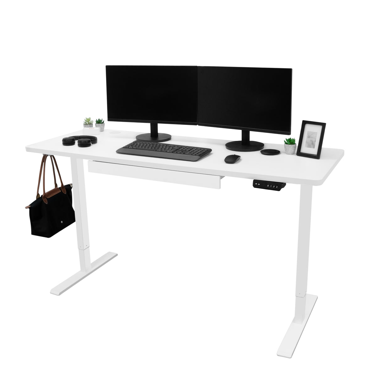 Bureau assis-debout électrique blanc avec tiroir, deux écrans noirs, clavier, accessoires et plante décorative sur le plateau