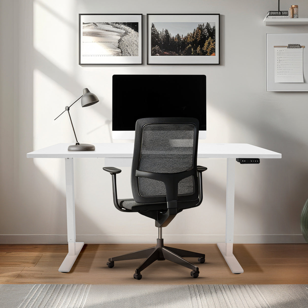 Bureau assis-debout électrique blanc de 160 x 60 cm avec tiroir, chaise ergonomique noire, décor moderne et lumineux