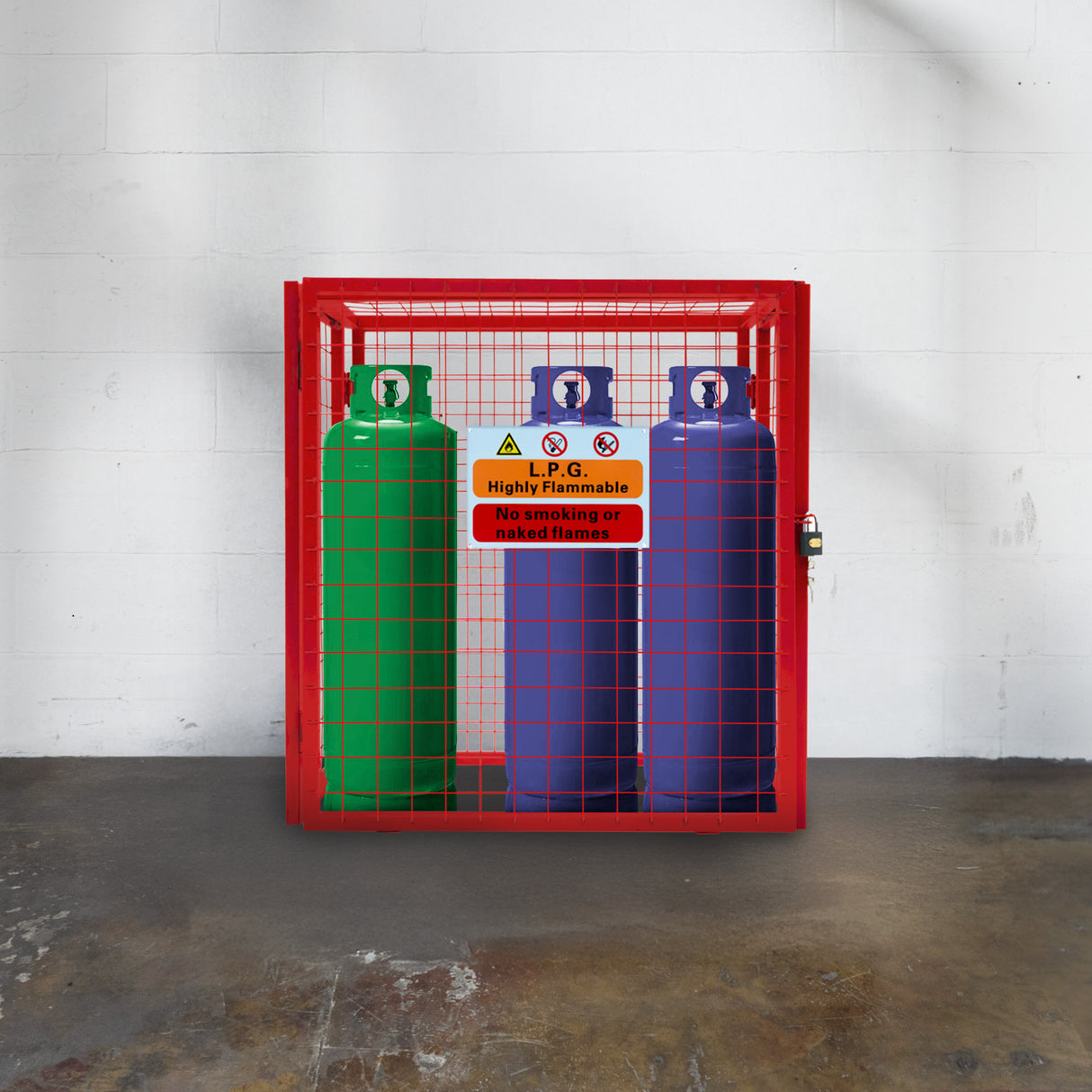 Cage métallique rouge contenant trois bouteilles de gaz, deux vertes et une bleue, avec un panneau de sécurité visible