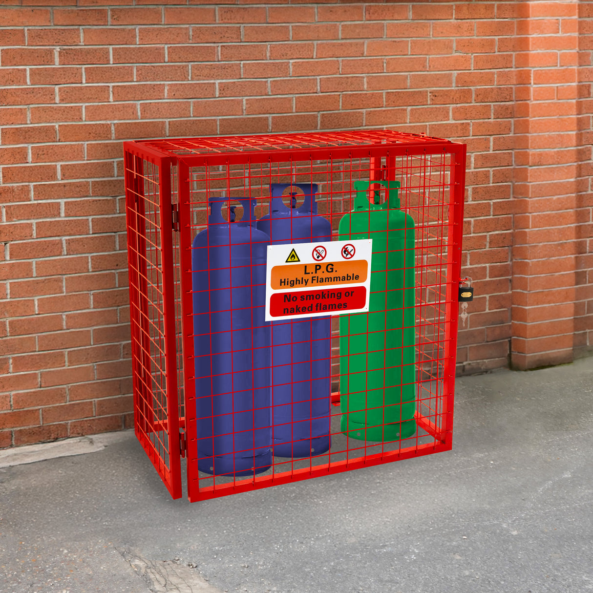Cage métallique rouge pour bouteilles de gaz, avec deux bouteilles bleue et verte à l'intérieur, fond en briques rouges et panneau de sécurité