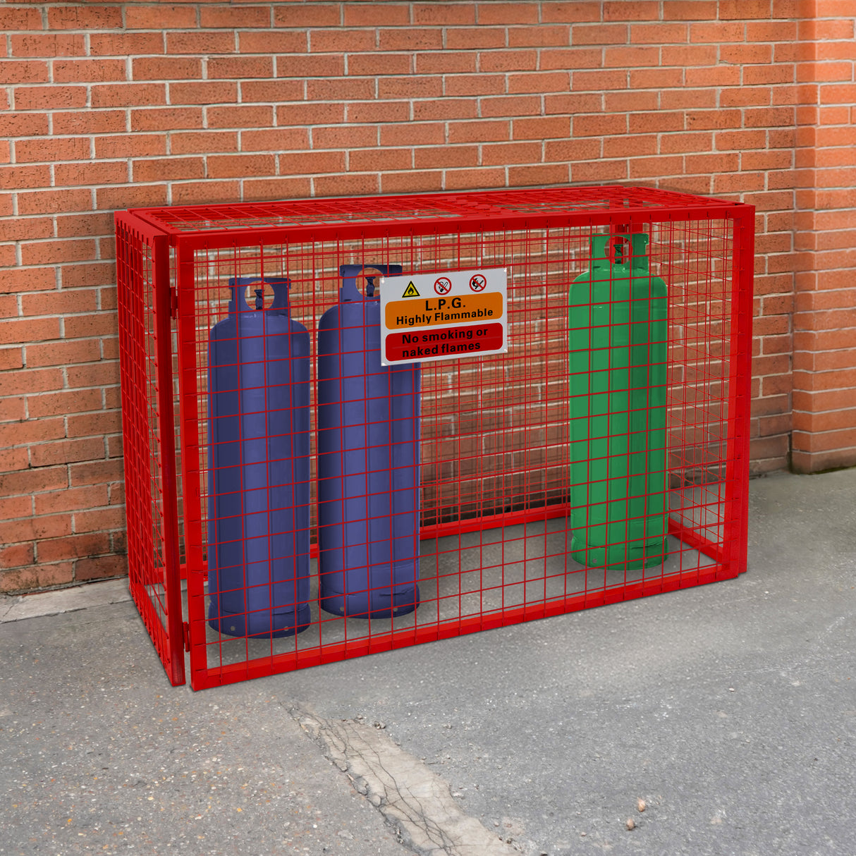 Cage métallique rouge pour bouteilles de gaz, dimensions 100 x 140 x 50 cm, avec trois bouteilles colorées à l'intérieur, sur fond de mur en briques