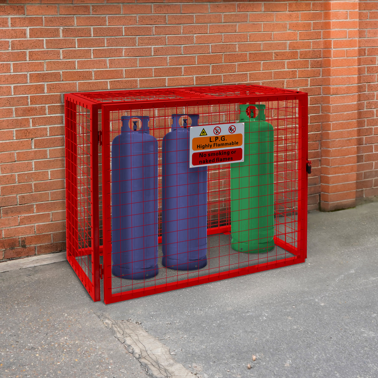 Cage métallique rouge pour bouteilles de gaz, avec trois bouteilles colorées à l'intérieur, sur fond de mur en briques