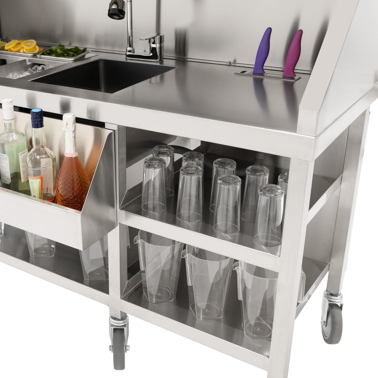 Station de bar à cocktails mobile en acier inoxydable, avec compartiments pour bouteilles, verres transparents et accessoires colorés