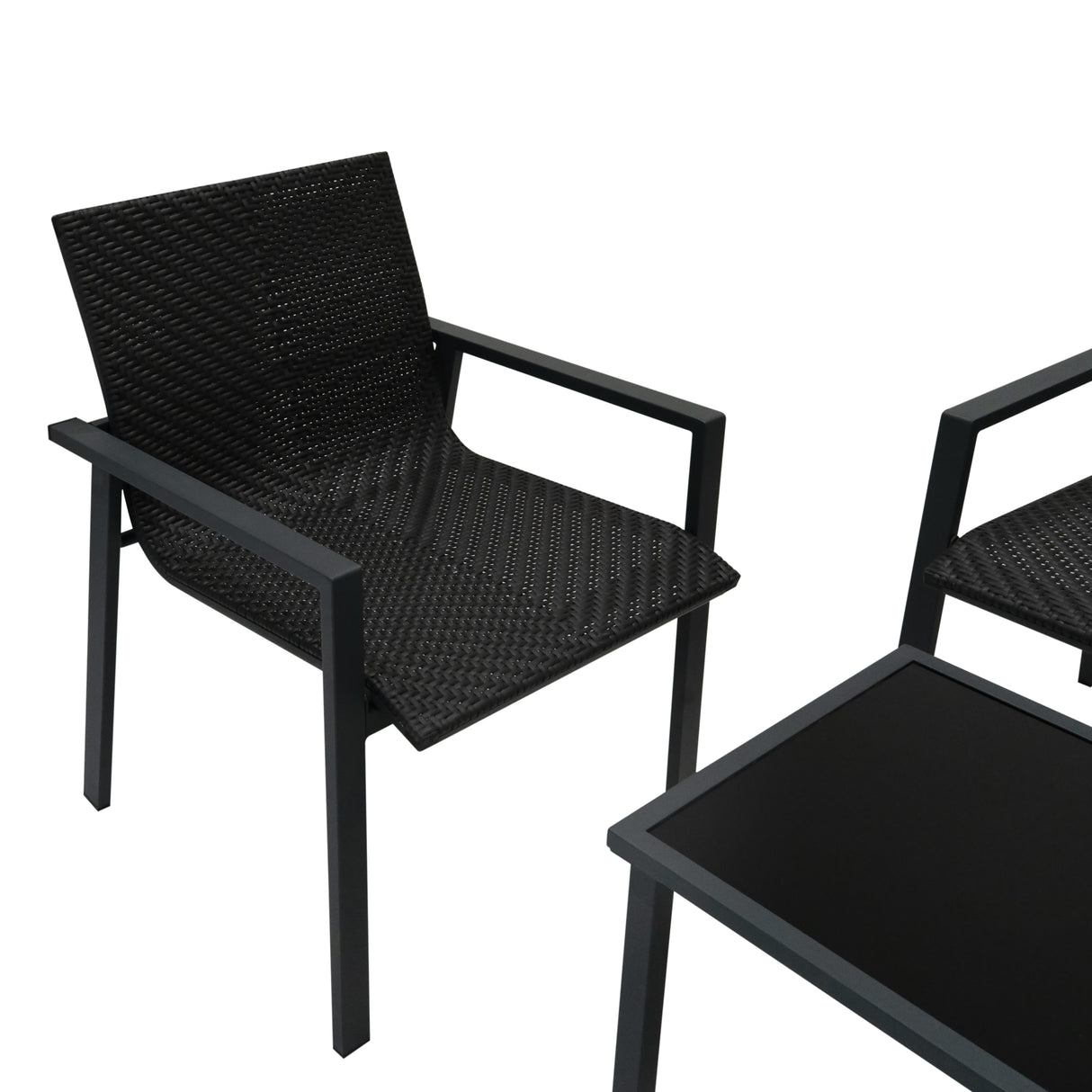 Ensemble de salon de terrasse en rotin noir, comprenant deux chaises modernes avec accoudoirs et une table basse élégante en verre noir