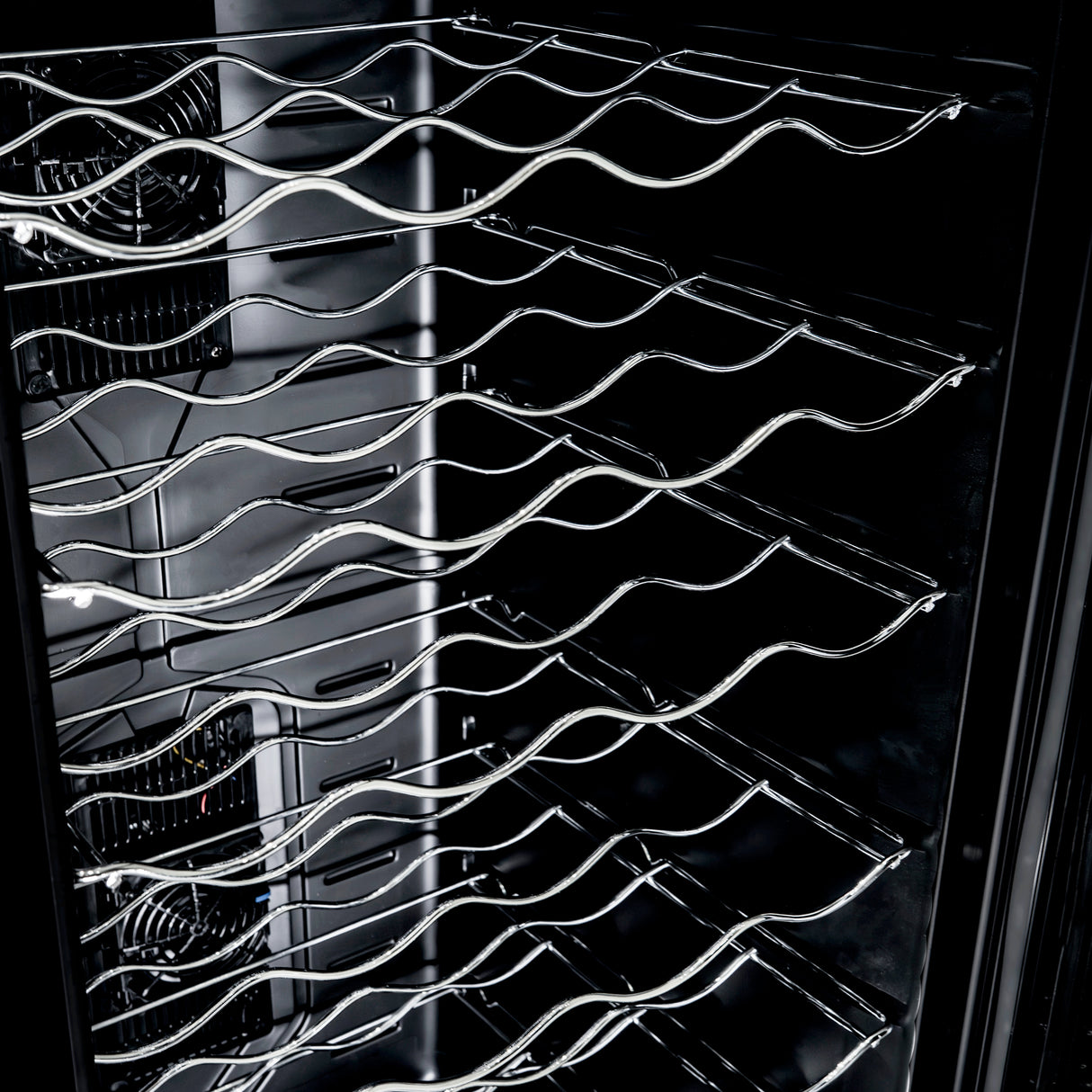 Cave à vin commerciale Oriva avec éclairage LED, étagères en métal ondulé, finition noire élégante et design moderne