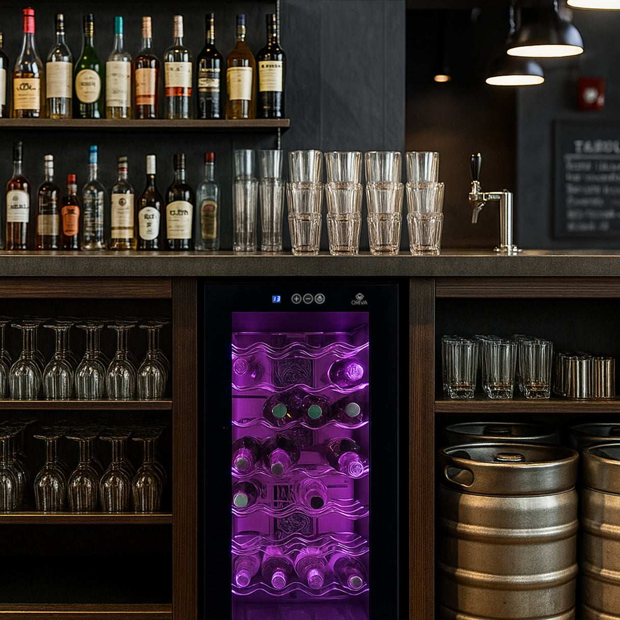 Cave à vin commercial Oriva avec éclairage LED violet, portes en verre, étagères en bois, et bouteilles de vin bien rangées