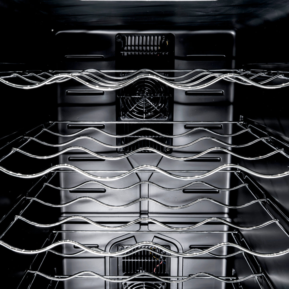 Cave à vin commerciale Oriva avec éclairage LED, étagères en métal argenté, intérieur noir, design moderne et élégant