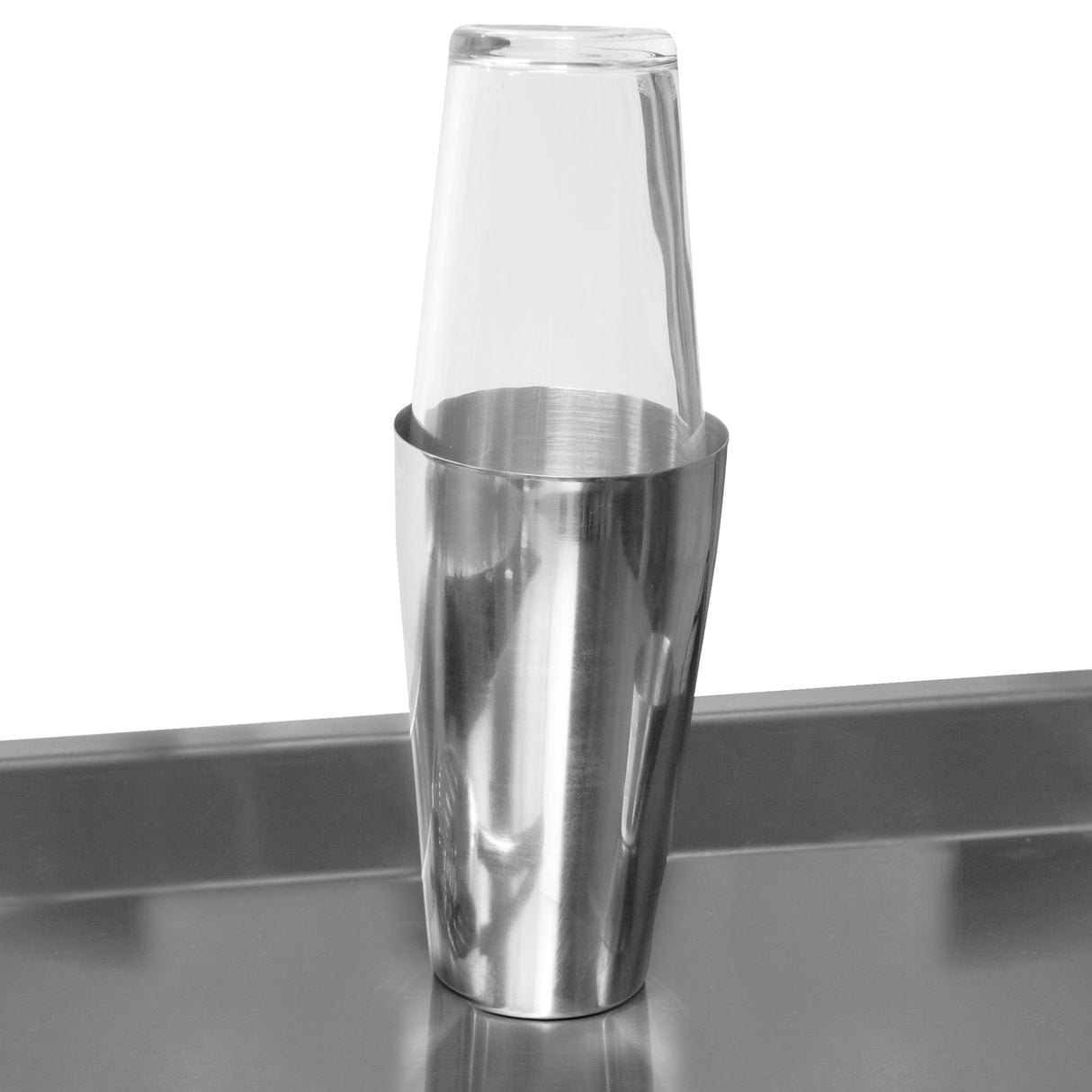 Bar à cocktails modulaire en acier inoxydable avec bac à glace, comprenant un shaker en métal brillant et un verre transparent empilé