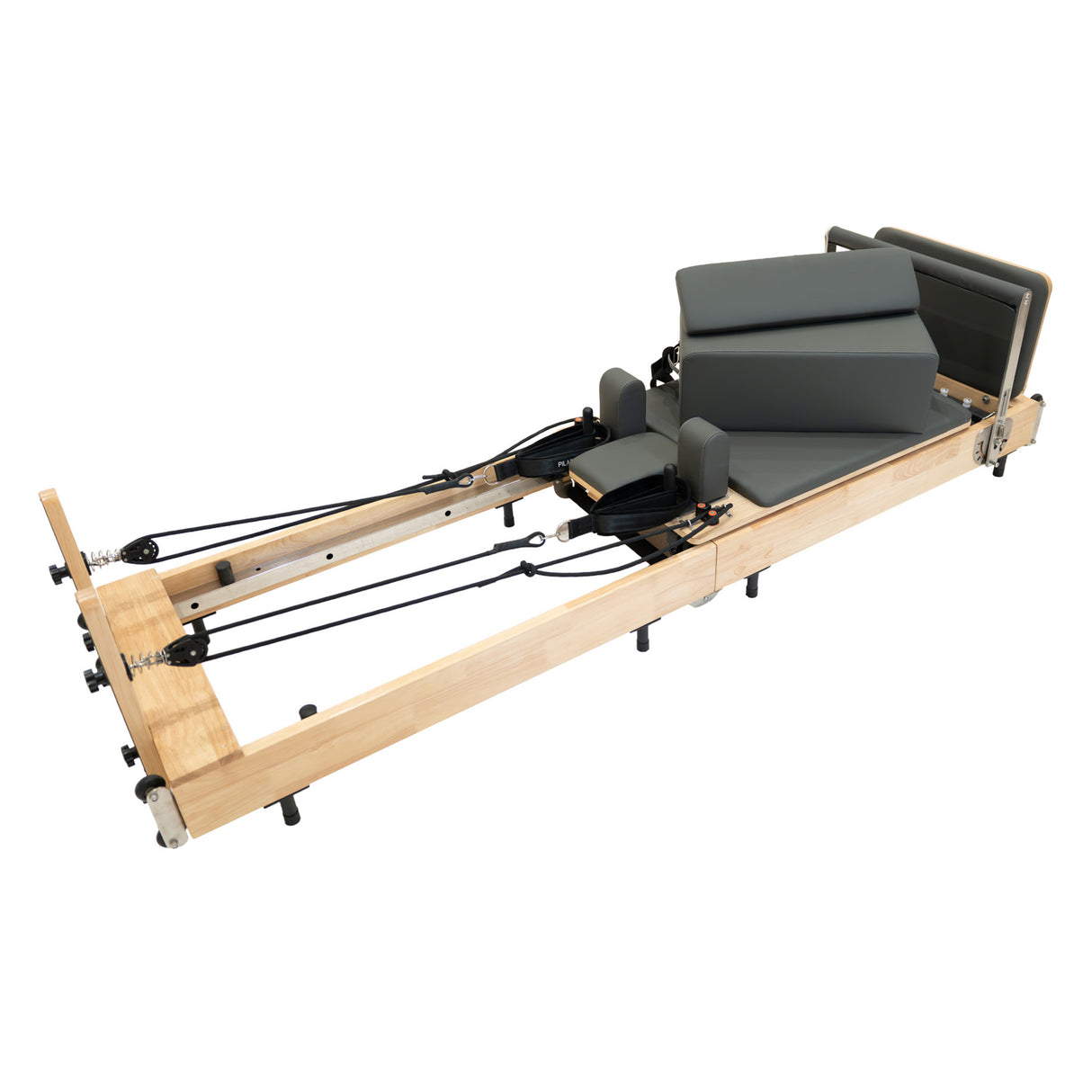 Machine reformer Pilates pliable en chêne clair, avec coussins gris, câbles ajustables et design ergonomique pour un entraînement confortable