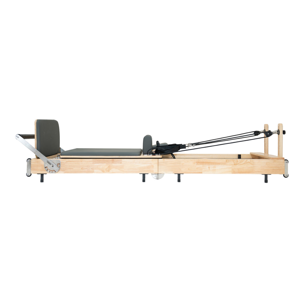 Machine reformer Pilates pliable en chêne clair, avec un coussin gris, des ressorts en métal et des pieds en caoutchouc antidérapants