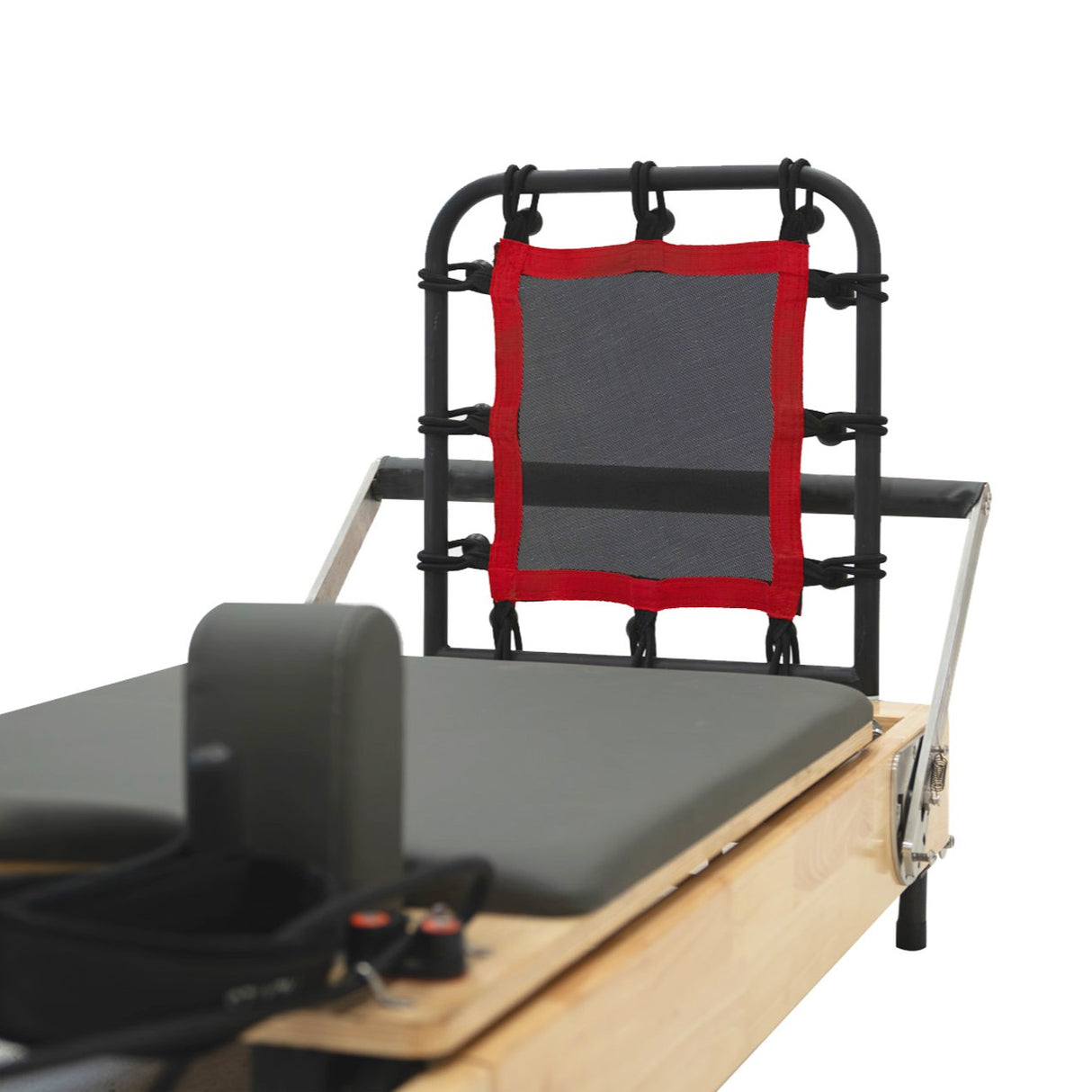 Reformer Pilates pliable en chêne avec cadre noir, coussin gris et détails rouges, conçu pour un entraînement confortable et efficace