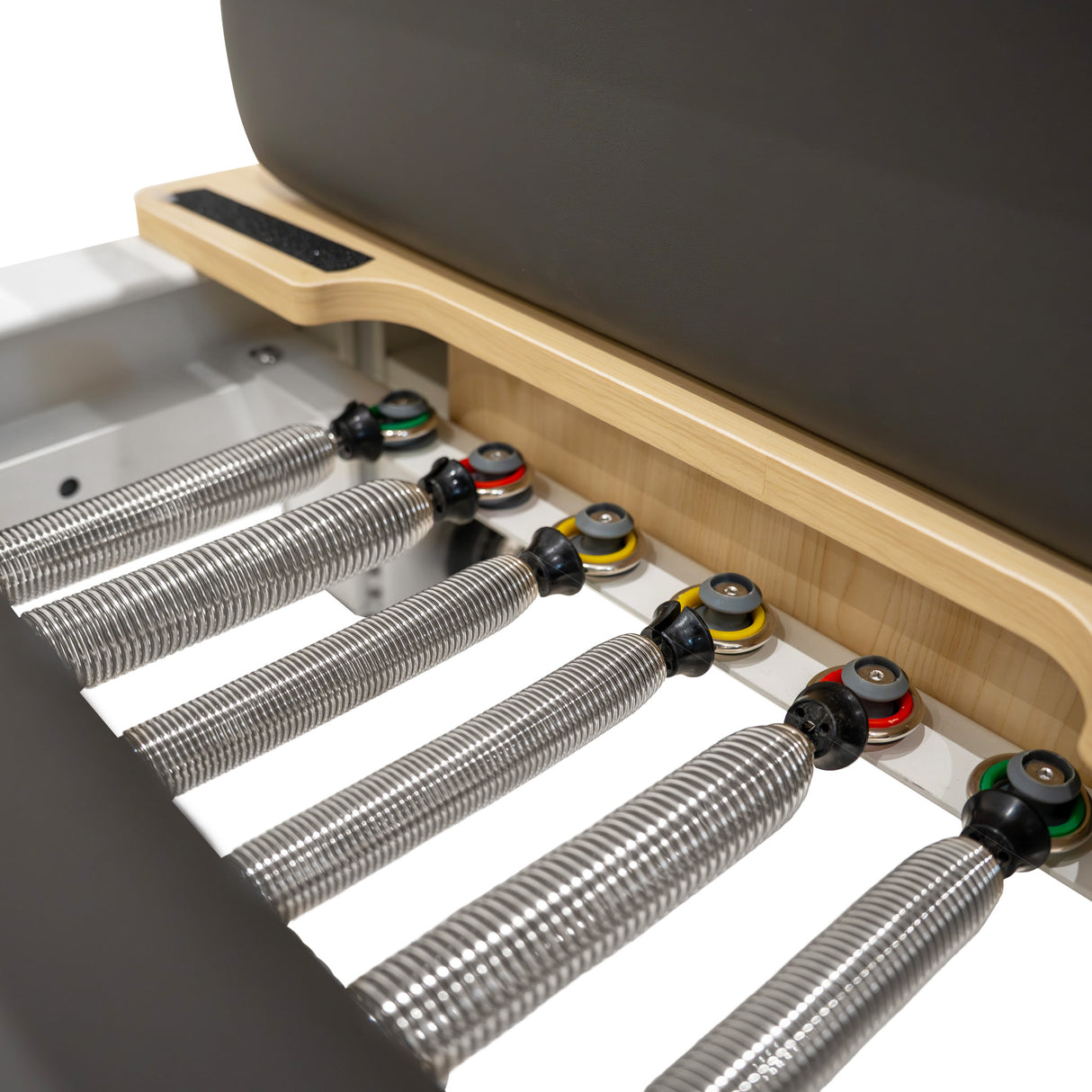 Machine reformer Pilates pliable en aluminium avec ressorts en métal, finition en bois clair et coussin rembourré noir pour le confort