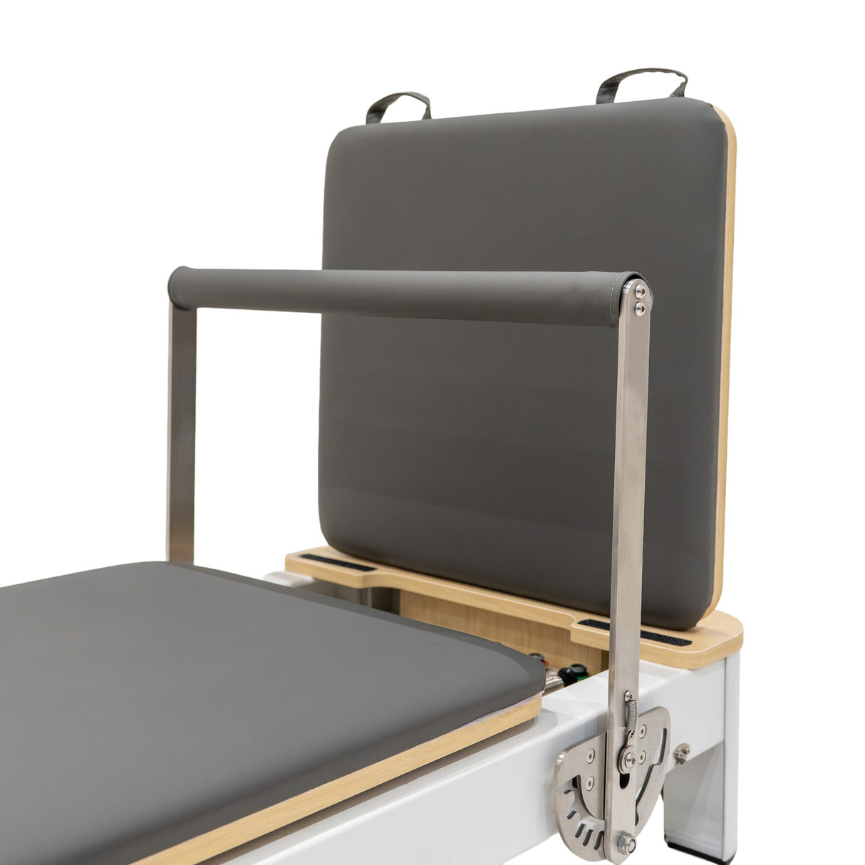 Reformer Pilates pliable en aluminium avec coussin gris, barre de soutien et finition en bois clair, conçu pour un entraînement confortable