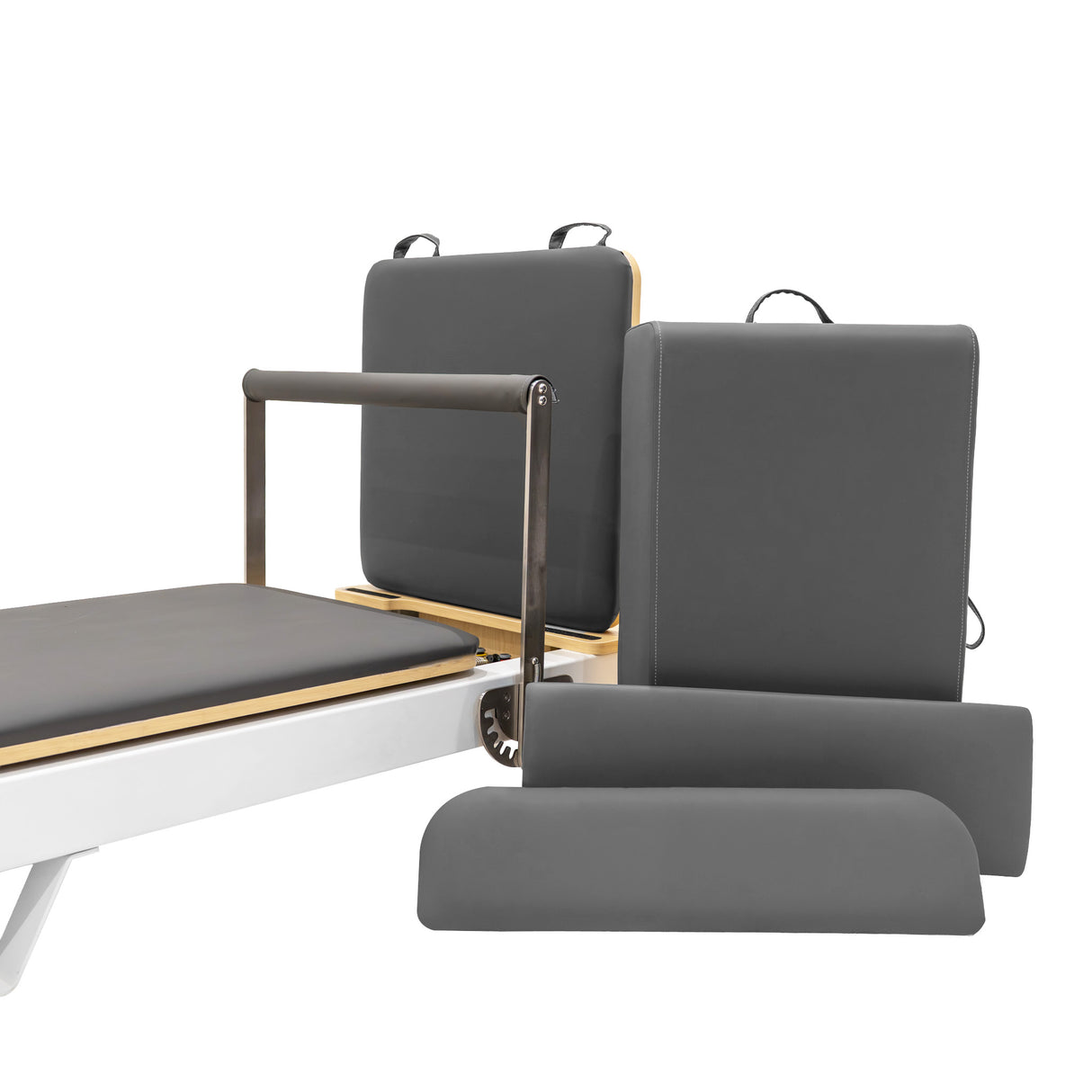 Machine reformer Pilates pliable en aluminium, avec coussins gris foncé, cadre en métal et design compact pour un rangement facile
