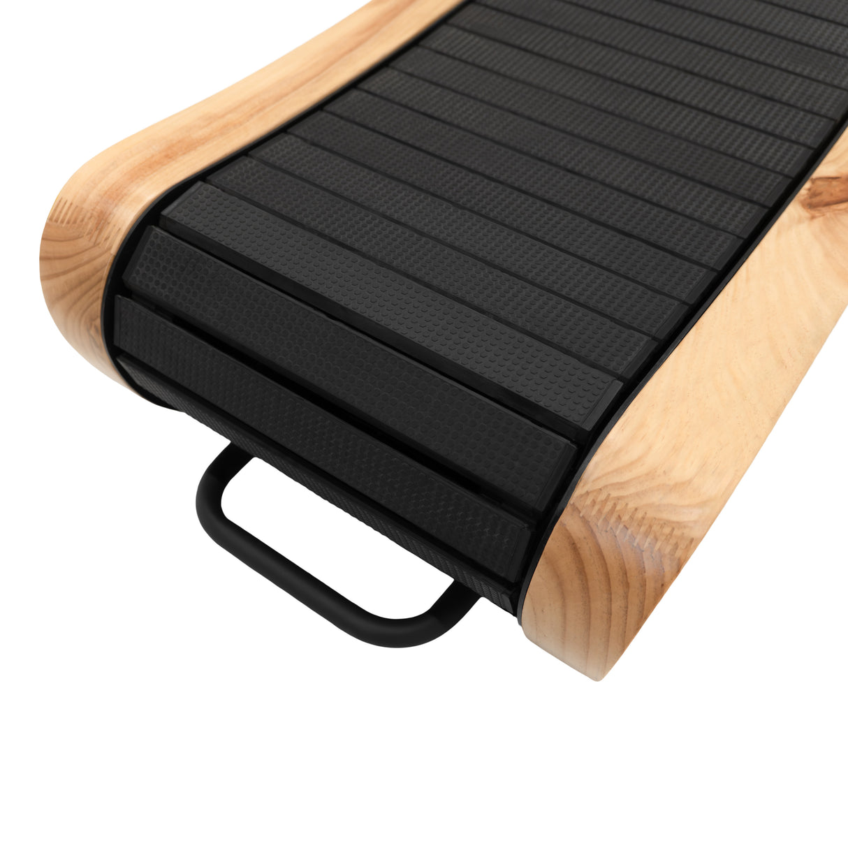 Tapis de marche courbé en chêne clair avec surface noire texturée, offrant un design élégant et ergonomique pour un entraînement confortable
