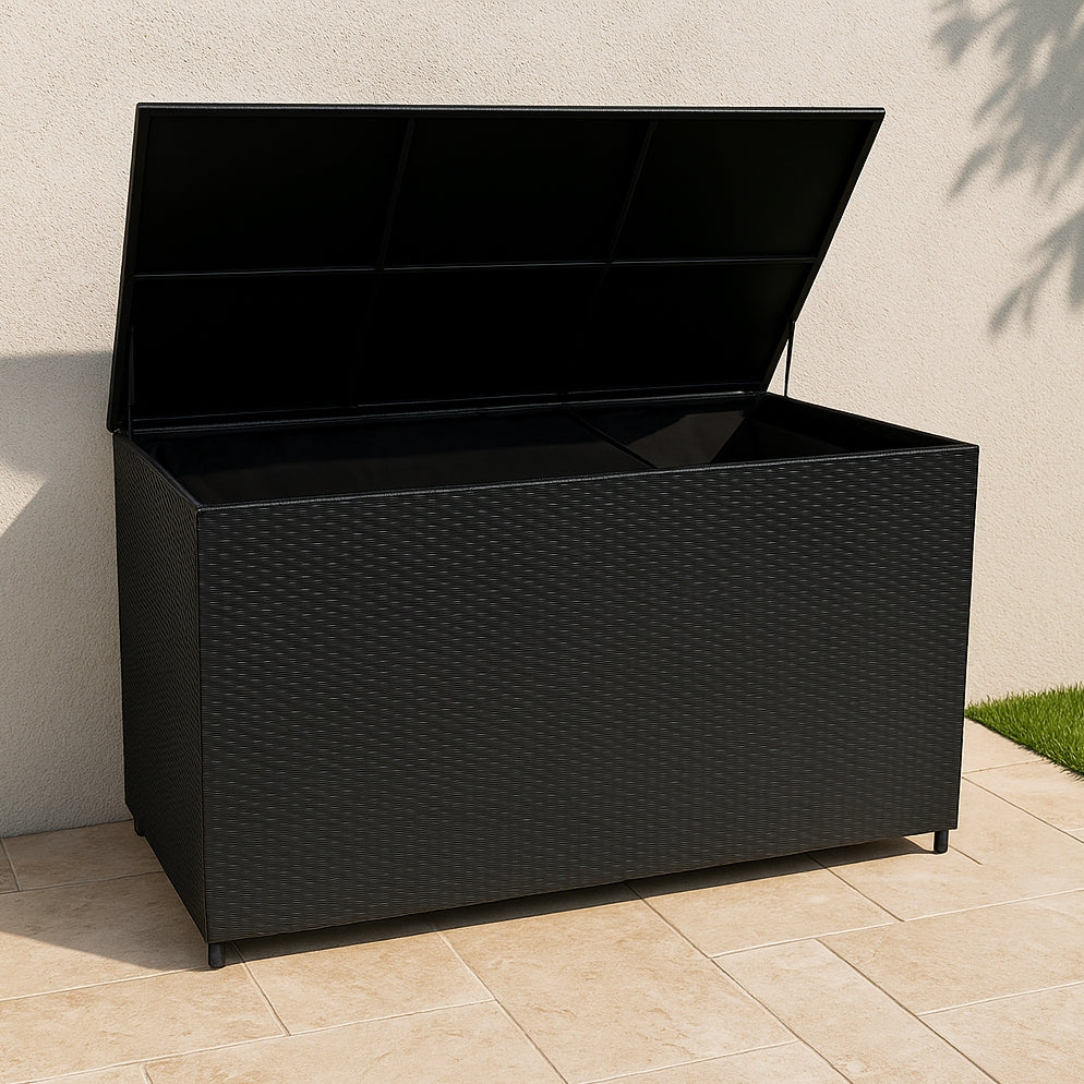 Coffre de rangement en rotin noir, 700 L, avec couvercle ouvert, texture tissée et finition élégante, idéal pour le jardin