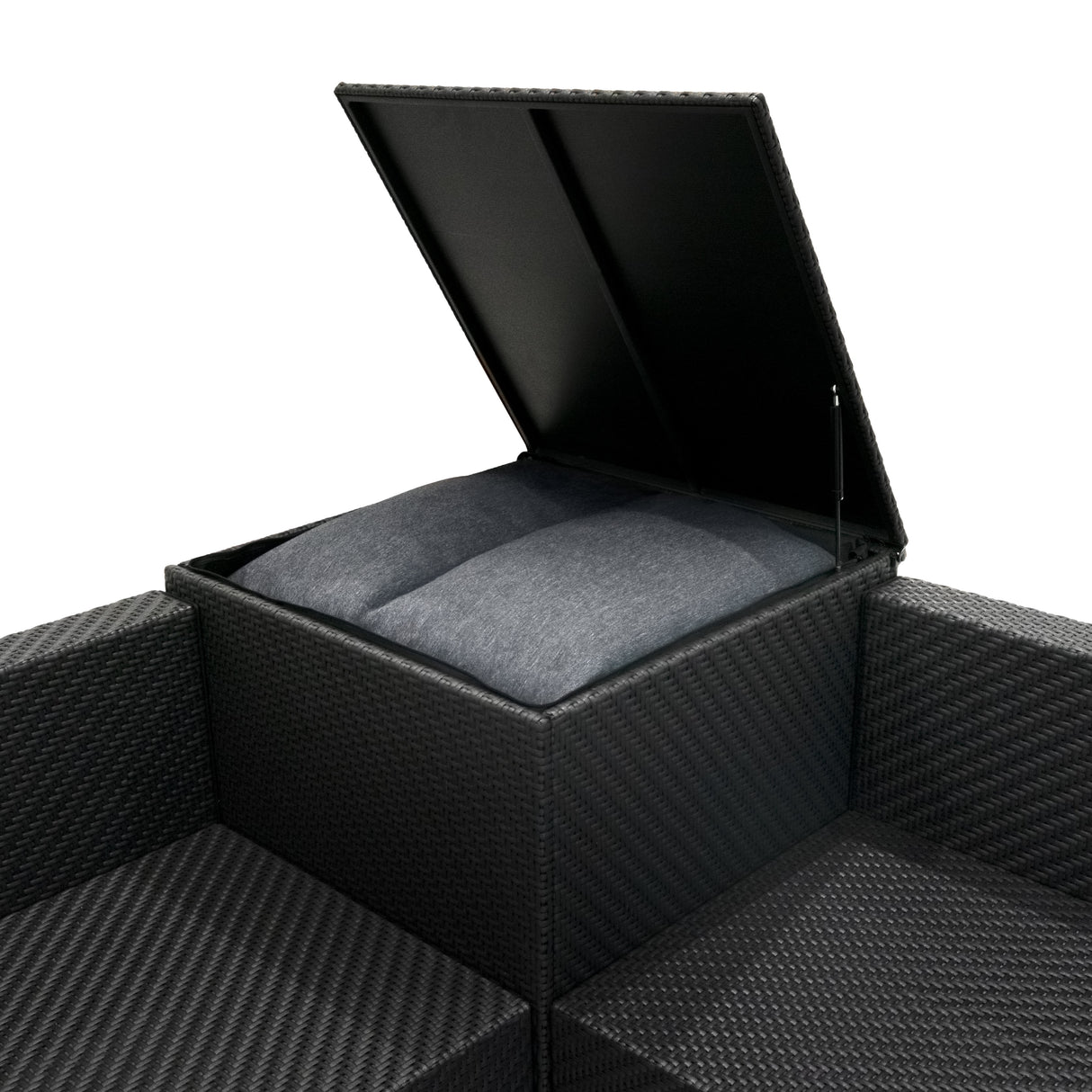 Coffre de rangement noir en rotin avec coussins gris, ouvert pour révéler un espace de stockage pratique et élégant dans un salon de jardin modulaire
