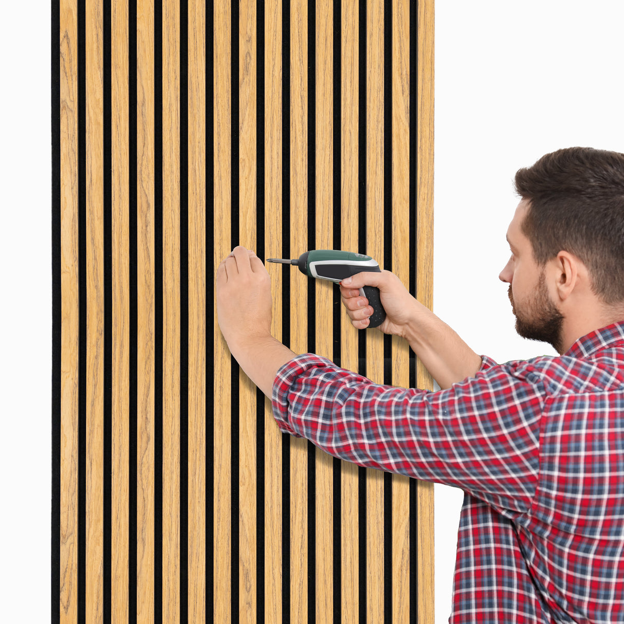 Panneaux lattes acoustiques muraux en chêne, fixés avec un outil, montrant des lignes verticales et une texture boisée chaleureuse