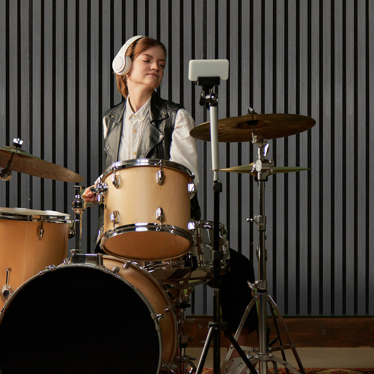 Panneaux acoustiques muraux en lattes gris anthracite, créant une ambiance moderne et réduisant les nuisances sonores dans un studio de musique