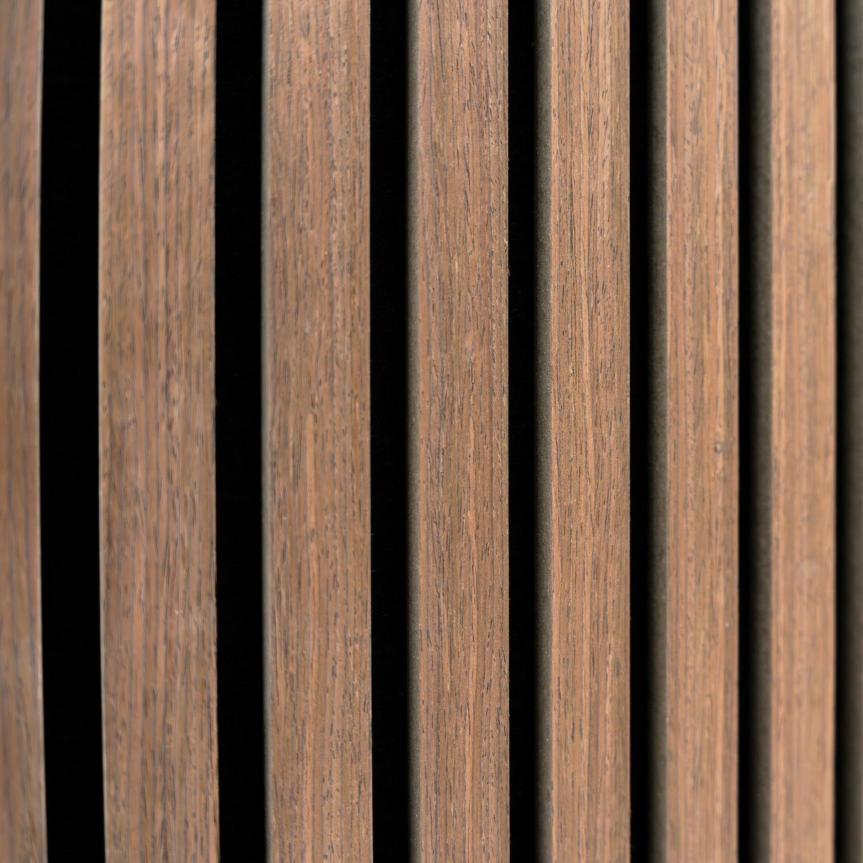 Panneaux lattes acoustiques muraux en noyer foncé, présentant une texture lisse et des lignes verticales élégantes, ajoutant du style et de l'isolation sonore