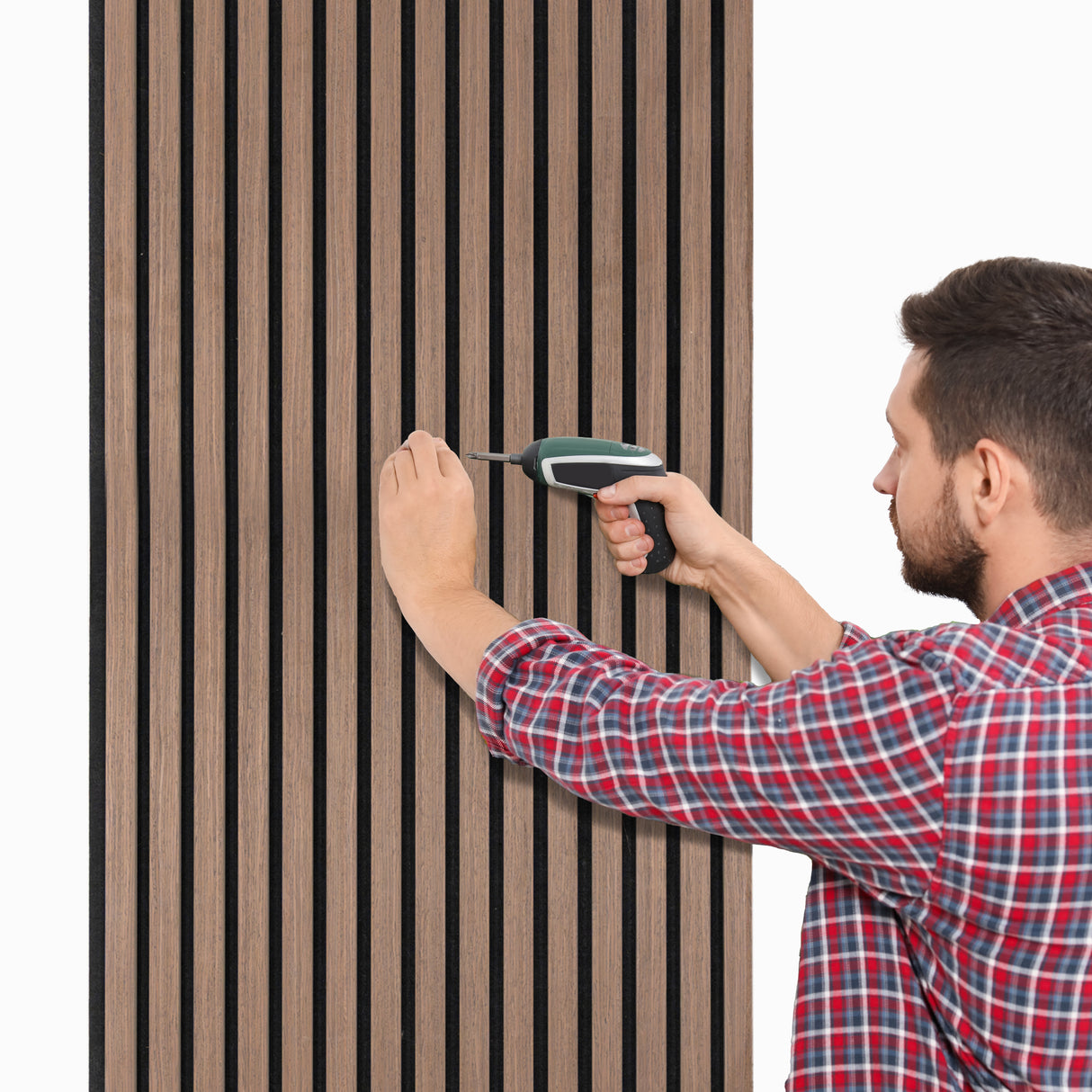 Panneaux lattes acoustiques muraux en noyer foncé, installation avec un outil, montrant des lignes verticales et une texture boisée élégante