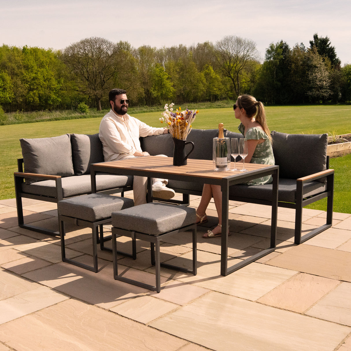 Lot de Salon de Jardin 5 Pièces en Aluminium Effet Bois & Coffre de Rangement 582 L en Rotin Noir