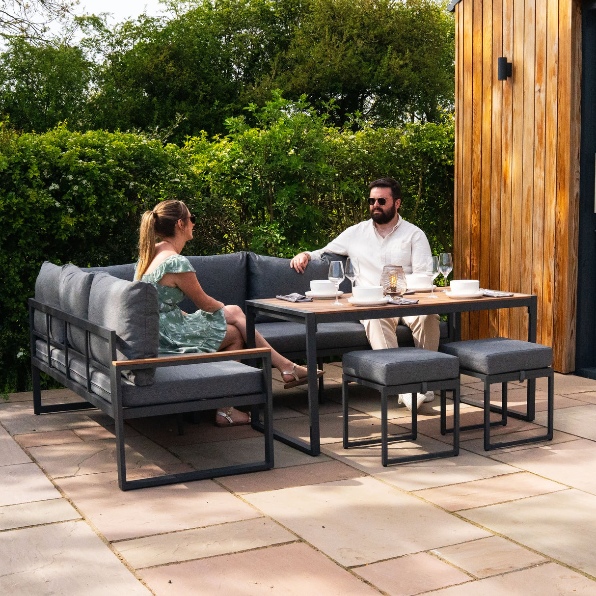 Lot de Salon de Jardin 5 Pièces en Aluminium Effet Bois & Coffre de Rangement 582 L en Rotin Noir