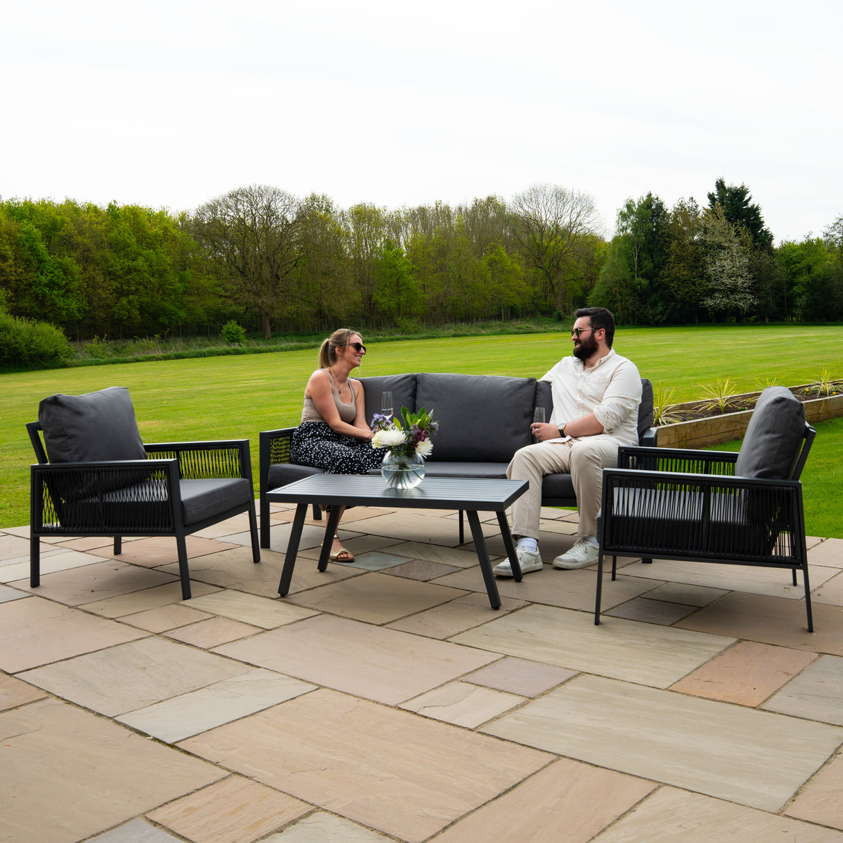 Lot de Salon de Jardin 4 Pièces en Aluminium Gris Anthracite & Coffre de Rangement 582 L en Rotin Noir