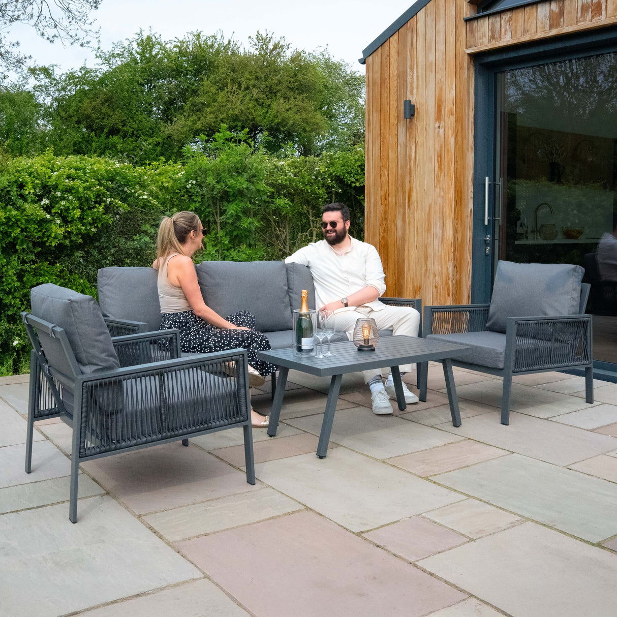 Lot de Salon de Jardin 4 Pièces en Aluminium Gris Anthracite & Coffre de Rangement 582 L en Rotin Noir